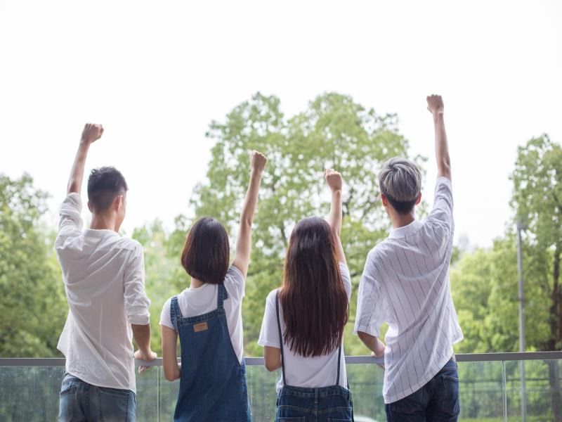 摄图网_500553188_大学校园同学背影毕业季致青春（企业商用）.jpg