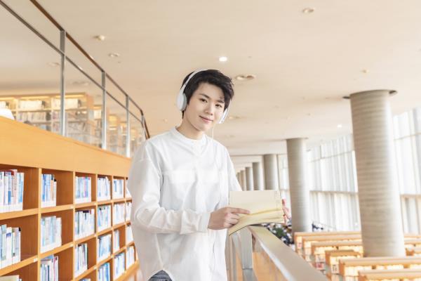 摄图网_501212892_在图书馆看书的学生（企业商用）.jpg