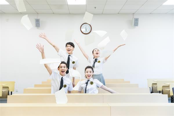 摄图网_500930028_毕业季大学生教室欢呼开心（企业商用）.jpg